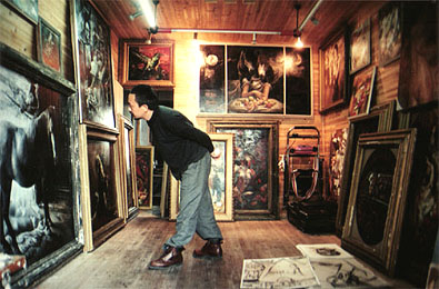 Mayixing look at his oil paintings.